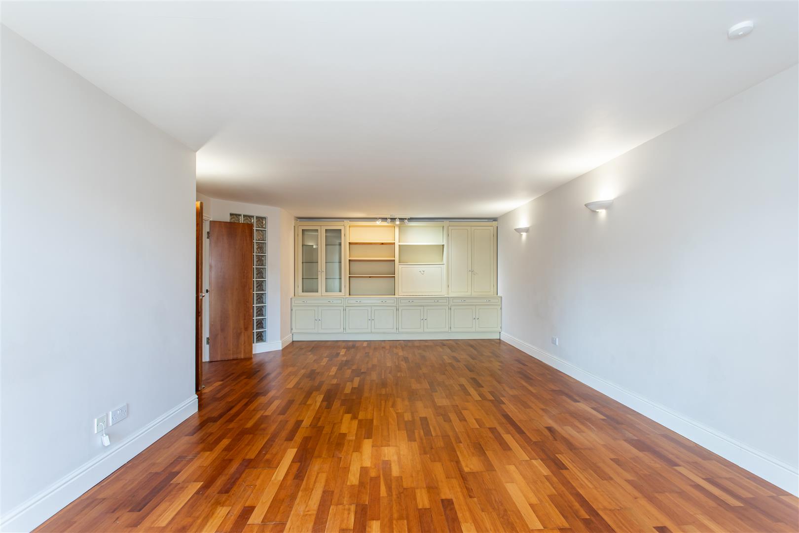 2 bed property in Hanover Place, Mile End